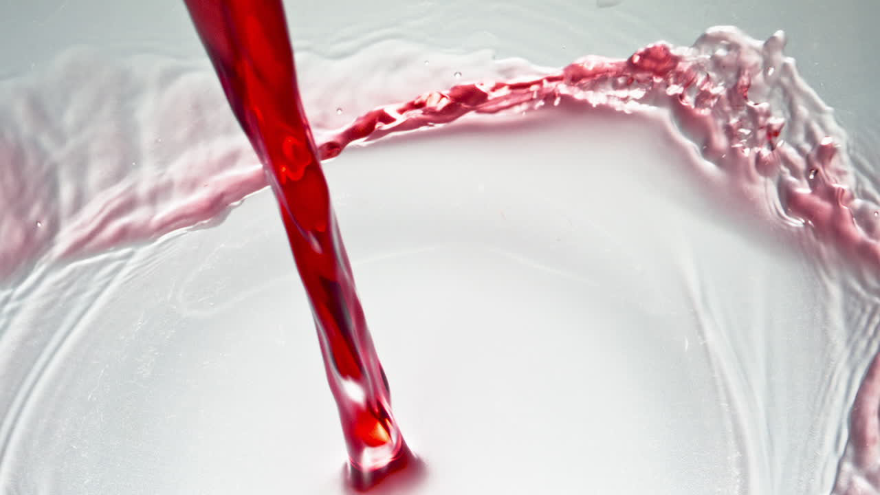 copa de llenado de bebida roja intoxicante. vertido de líquido alcohólico vaso de vino limpio