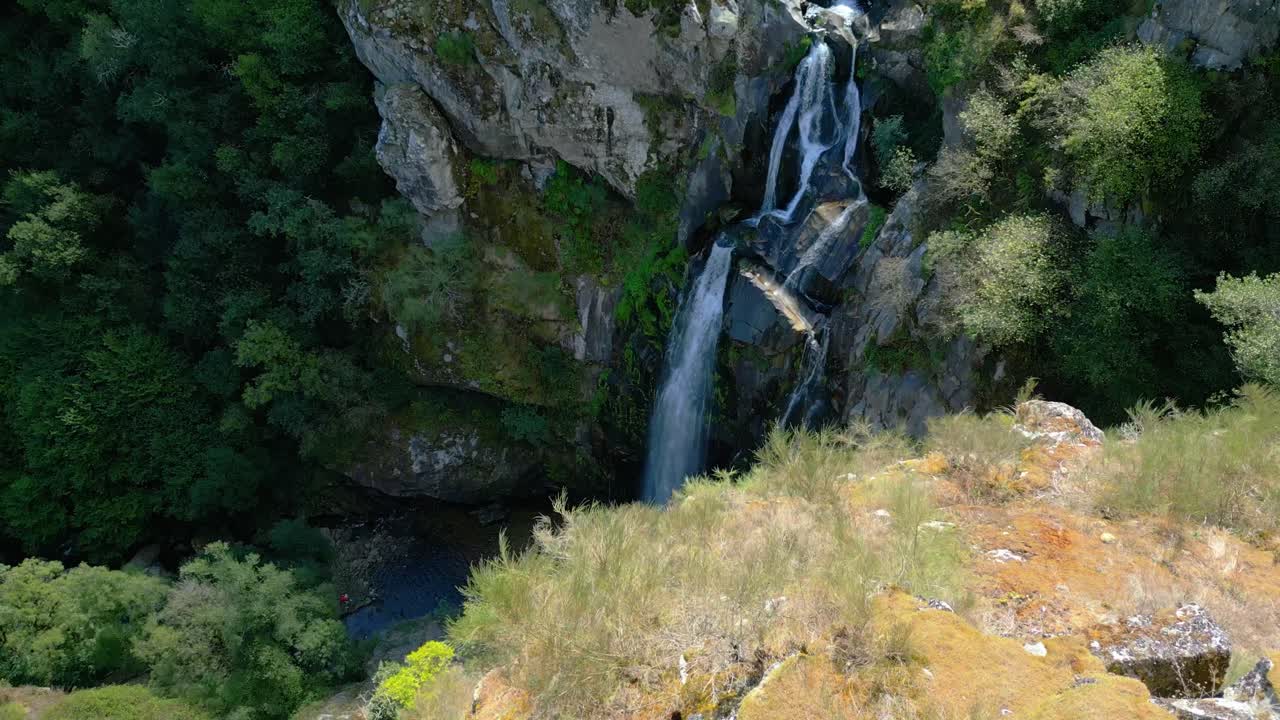 acantilados rocosos con cascadas prístinas de toxa en un soleado día de verano en silleda, pontevedra, españa