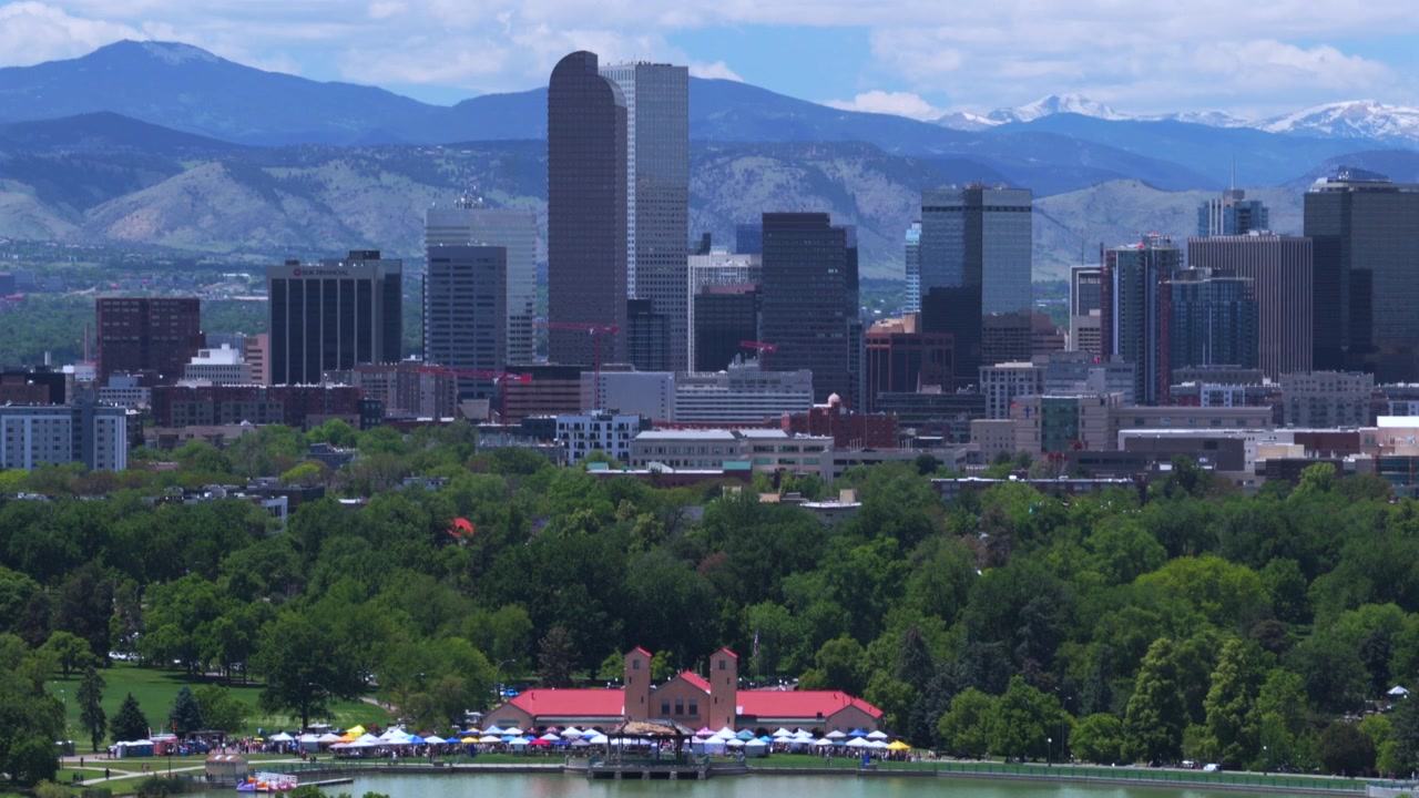 Padiglione del City Park di Denver, Lago Ferril, City Park Denver Colorado, ripresa aerea con drone, mattina di primavera, cielo azzurro, spazio verde, paesaggio urbano, Montagne Rocciose del Front Range, skyline, grattacieli, edifici, paesaggio