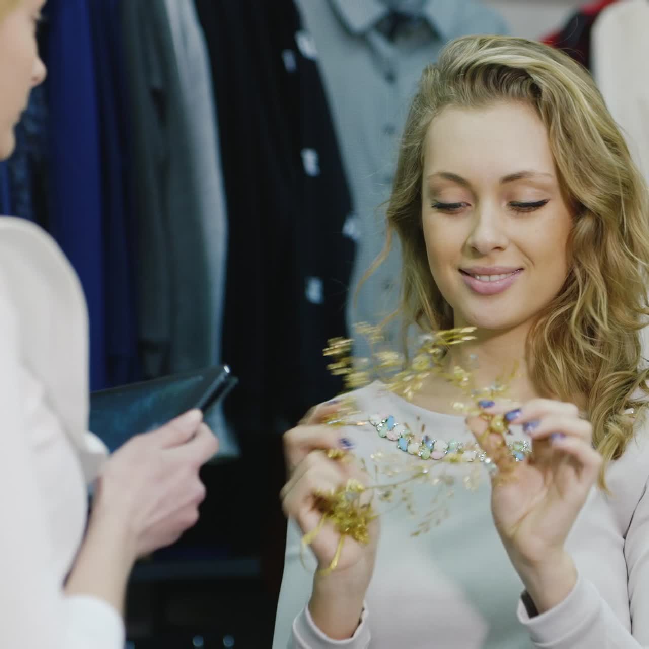 옷가게의 컨설턴트가 구매자의 선택을 돕습니다. 2