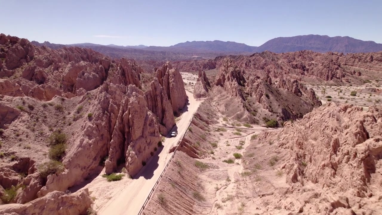 Attraversando in auto formazioni rocciose e vasti paesaggi desertici in una regione remota dell'Argentina