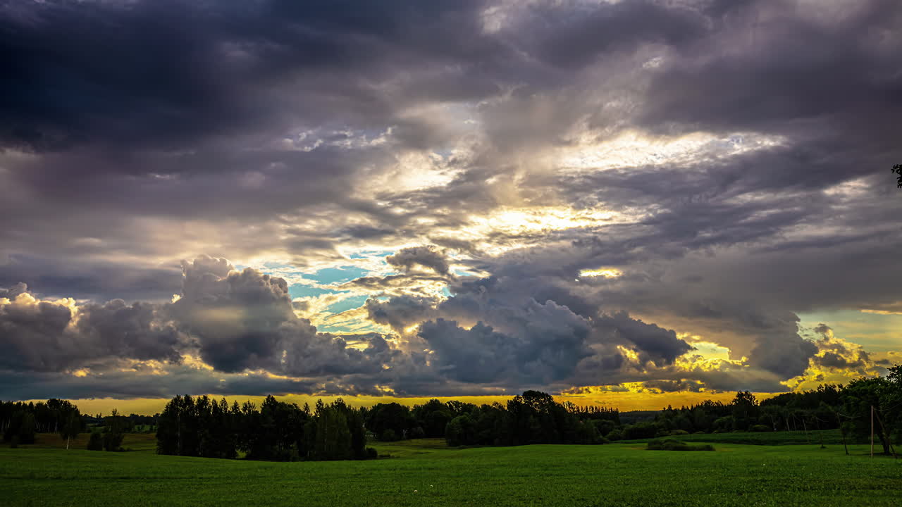 las nubes se desplazan a través de un cielo celestial con el cálido resplandor de la luz solar mirando a través de los cielos nublados en un time-lapse