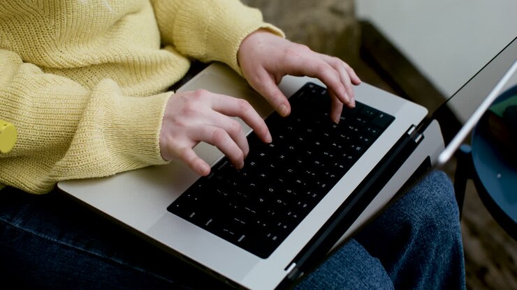 Femme heureuse en utilisant un ordinateur portable