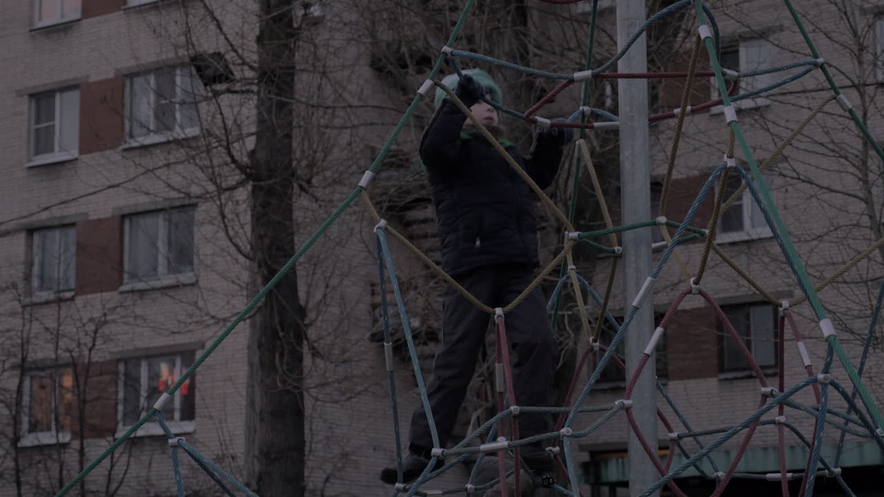 el niño quiere conquistar la cumbre de la montaña de la cuerda