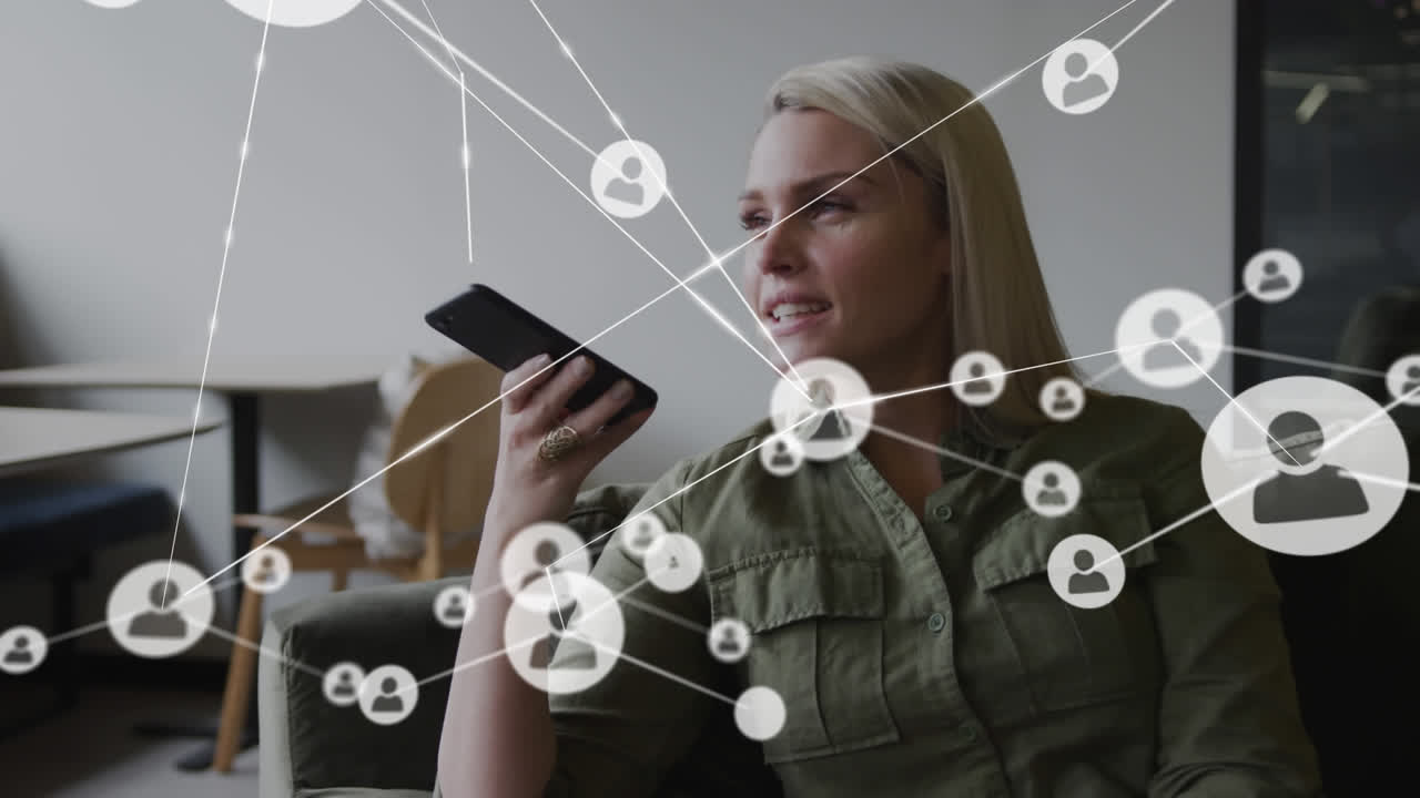 animación de iconos de los medios sobre una mujer de negocios caucásica hablando en su teléfono inteligente