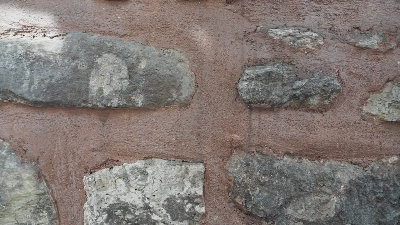 pared de piedra con mortero marrón