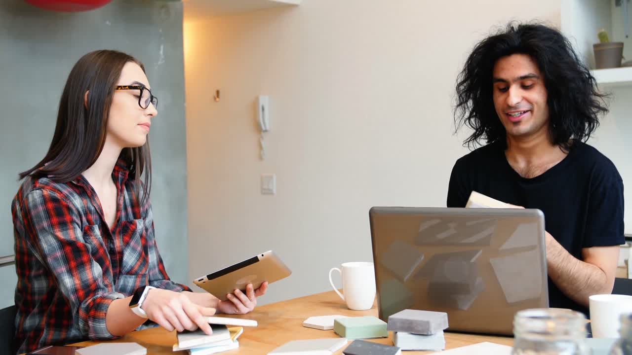 ejecutivos interactuando mientras comprueban la losa de piedra