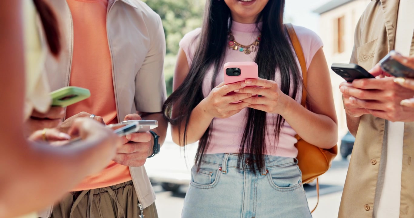Açık Havada Birlikte Akıllı Telefon Kullanan Genç İnsan Grubu