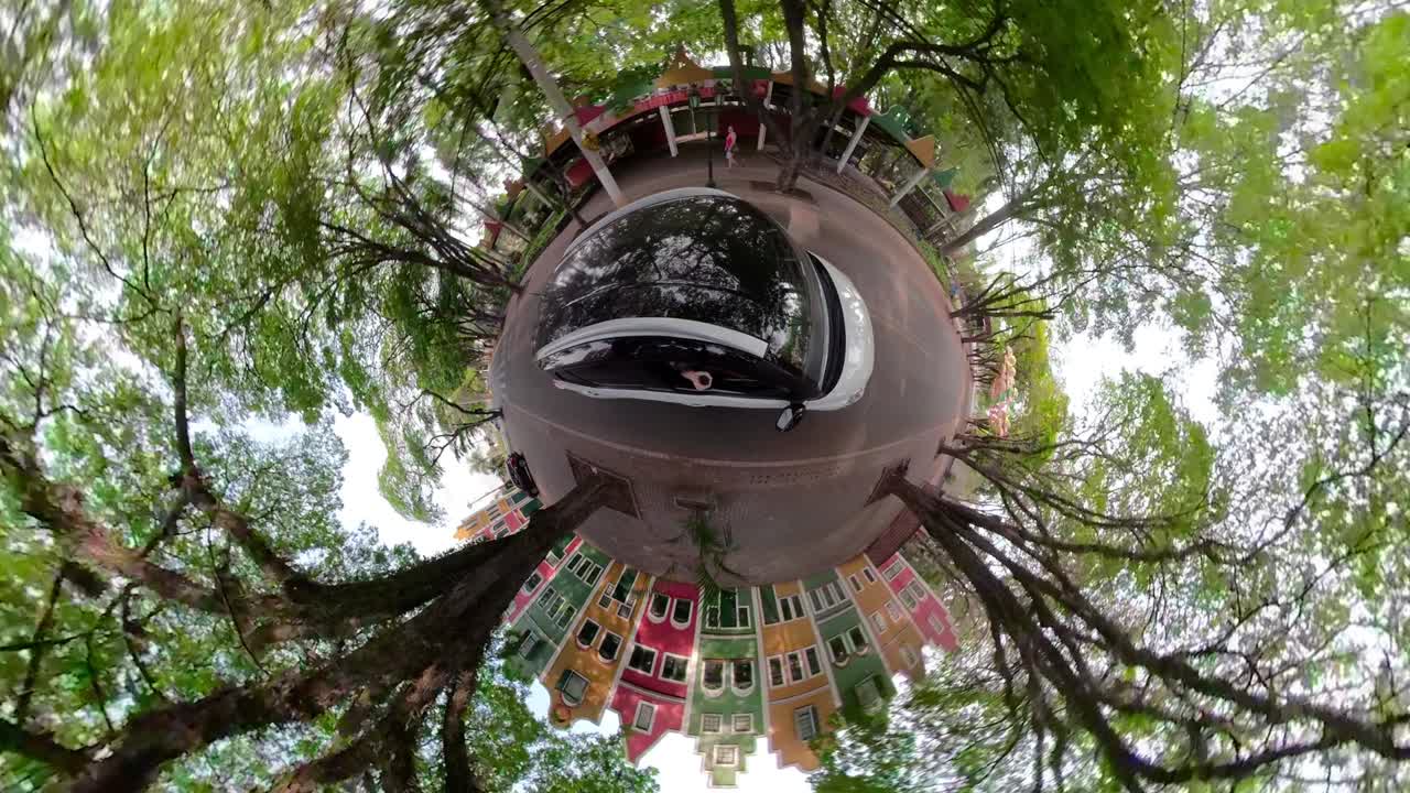 coche viajando por las calles de holambra, estado de são paulo, brasil. ciudad turística y pintoresca.