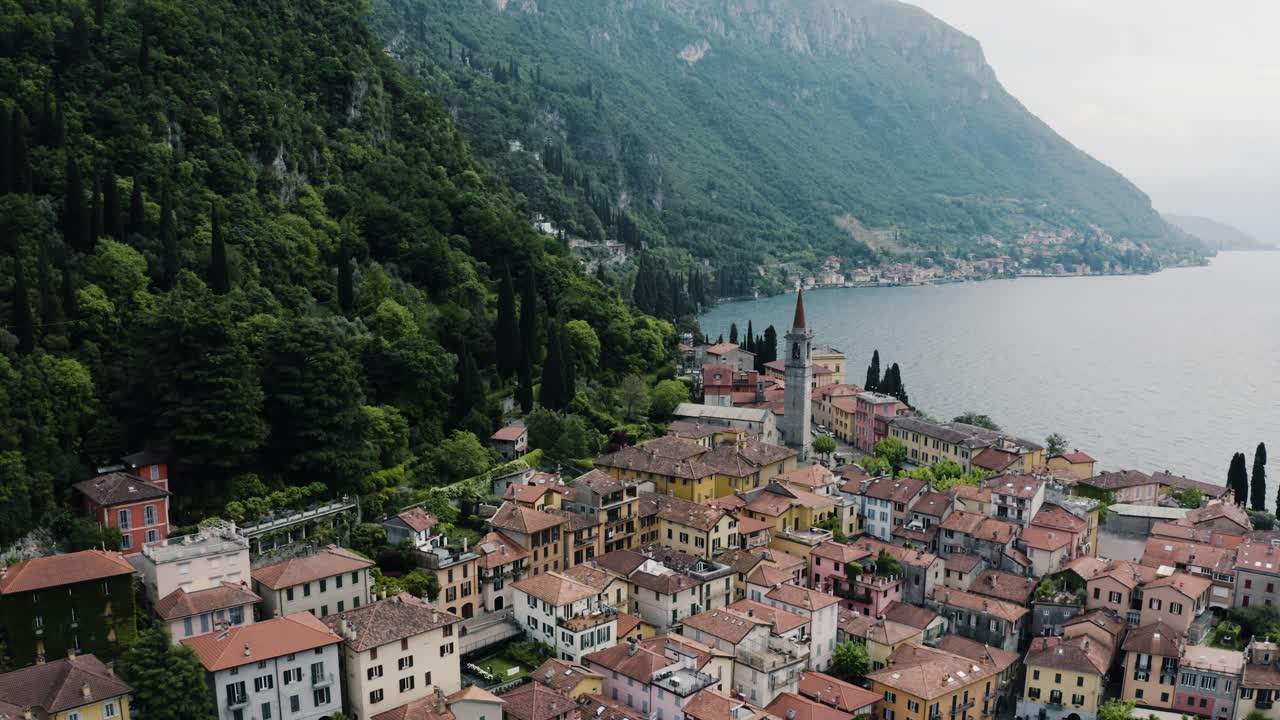 tomada de avión no tripulado de varenna, italia en la orilla del lago como