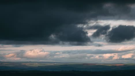 les nuages d'orage roulent sur la vallée