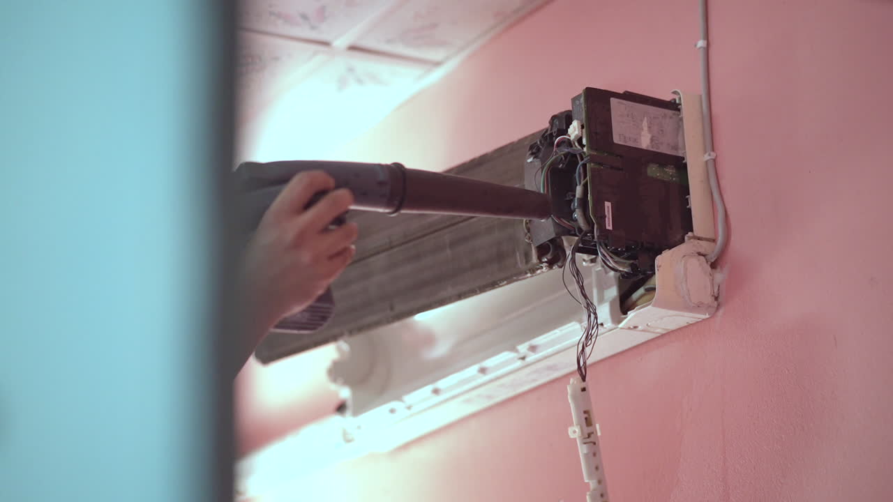Air conditioning technician, air blower, air cleaner