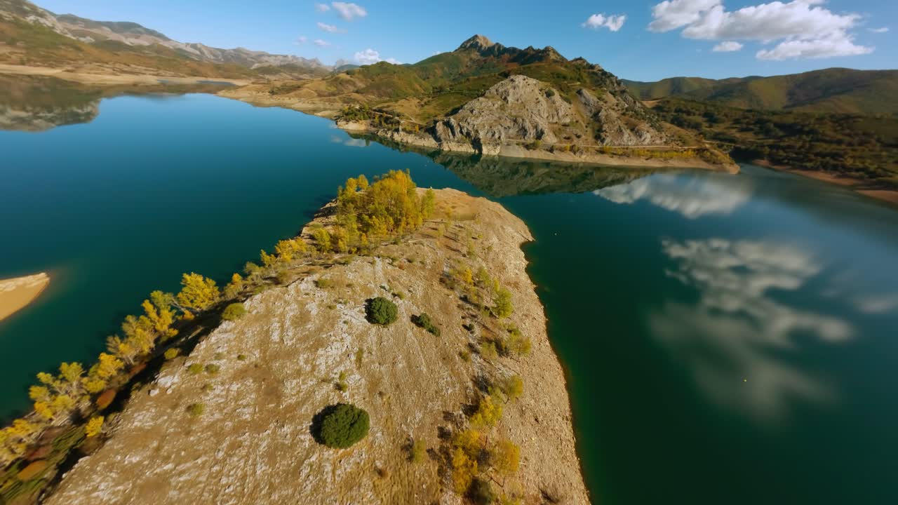 Volo con drone FPV sopra un lago spagnolo in autunno