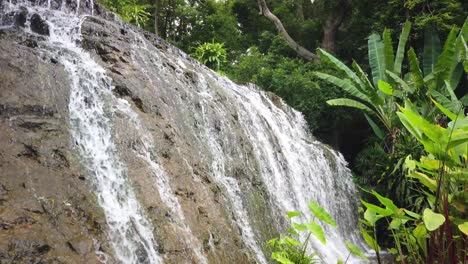 hermosa cascada que fluye en el parque natural namtok wang ta krai en nakhon nayok, tailandia