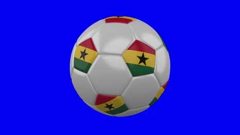 pelota de fútbol con bandera de ghana en fondo de clave de croma azul, bucle