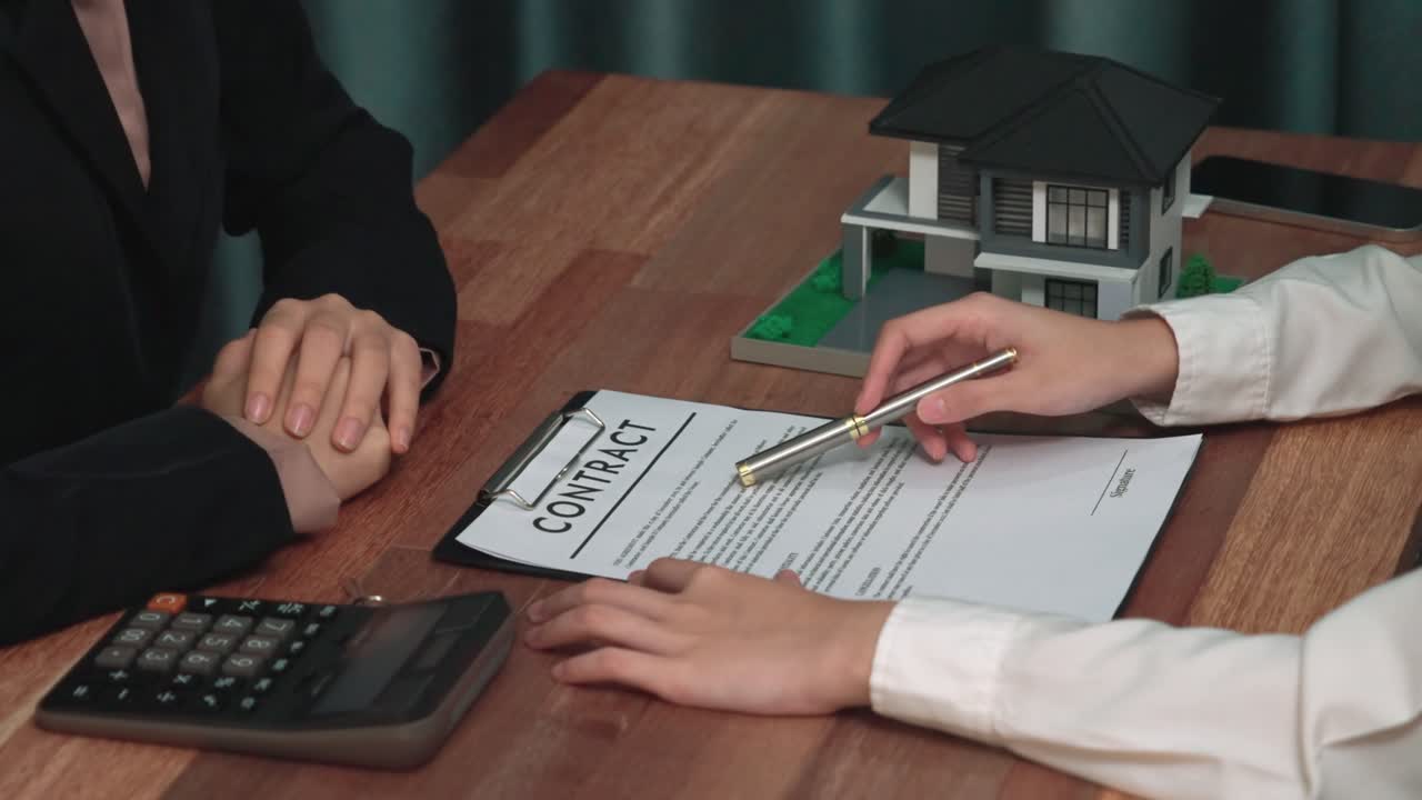 Entusiastisk kundes hånd setter sin signatur på et offisielt dokument