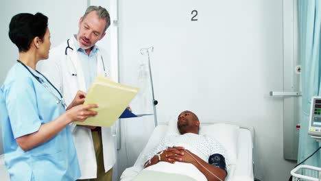 Arzt-Und-Krankenschwester-Interagieren-Mit-Dem-Patienten