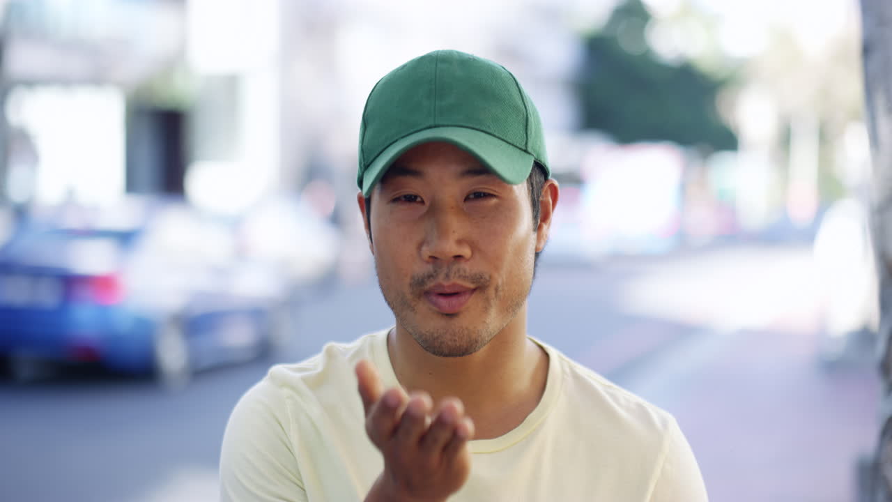 초록색 모자를 입은 웃는 남자