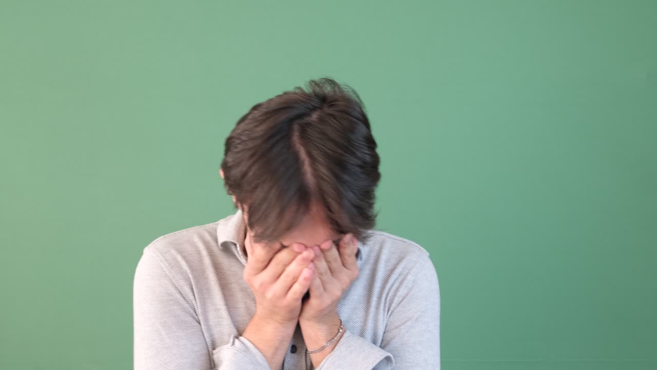 남자 슬 ⁇  초록색 배경