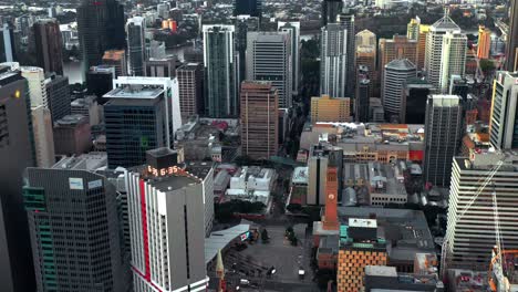 vuela sobre el parque king george square con la torre del reloj del ayuntamiento en brisbane cbd, queensland, australia