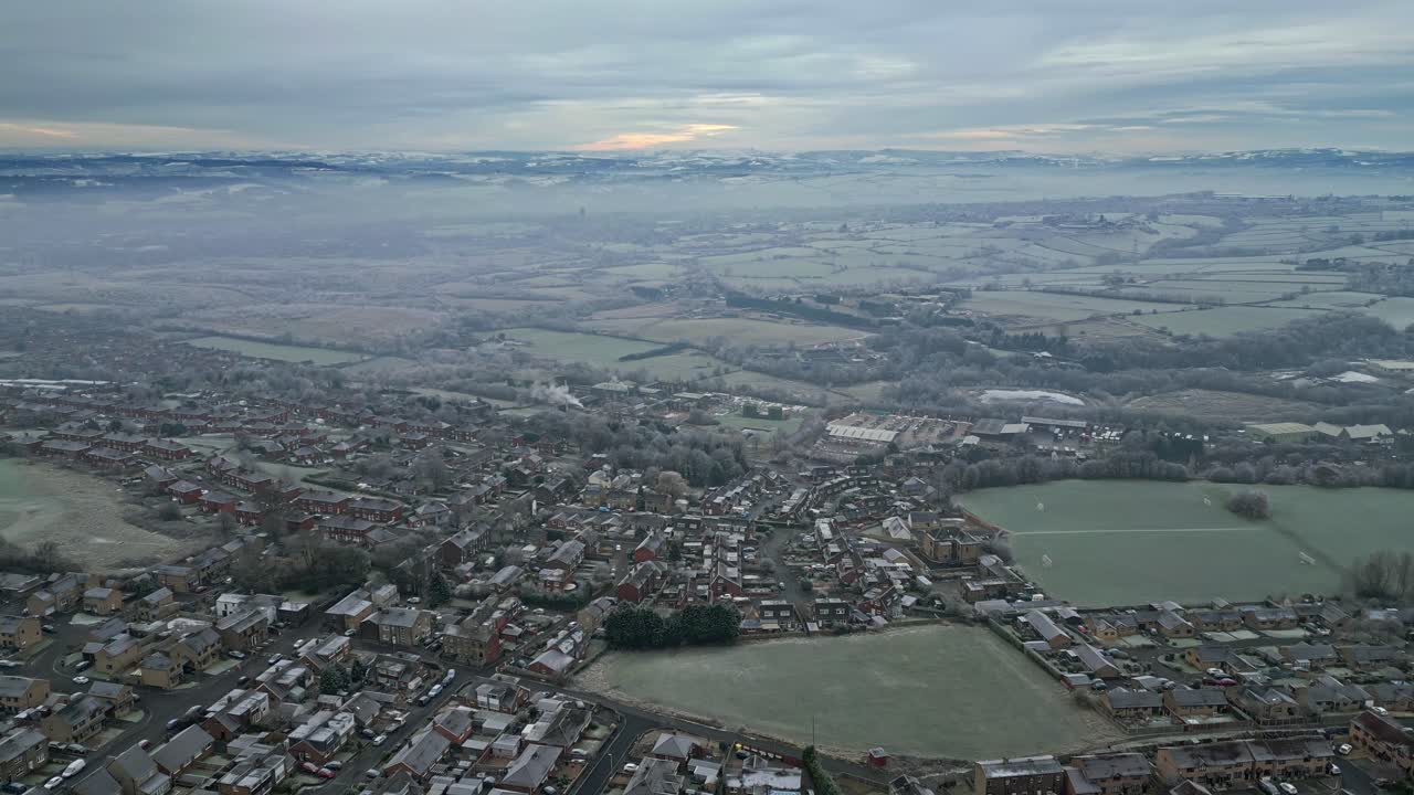 영국의 추운 겨울 장면을 촬영한 영화 같은 공중 드론 영상