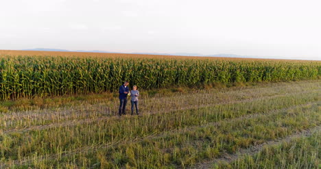 Jóvenes-Agricultores-Discutiendo-En-El-Campo-De-Maíz-Agricultura-22