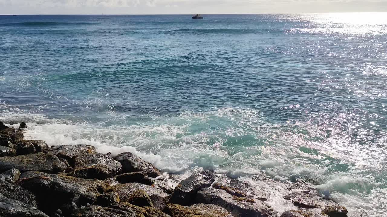 Ondas quebram nas rochas na paisagem costeira de Honolulu, Havaí.