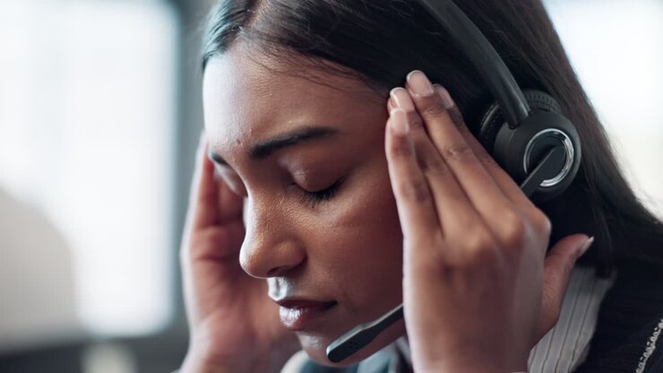 Gestresster Kundendienstmitarbeiter mit Headset