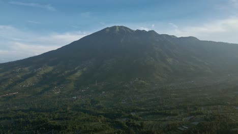 Vista-Aérea-De-La-Mañana-Brumosa-En-El-Paisaje-Rural-De-Indonesia-Con-La-Montaña-Merbabu