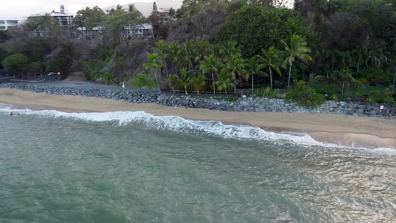 antena de olas rompiendo en trinity beach en cairns