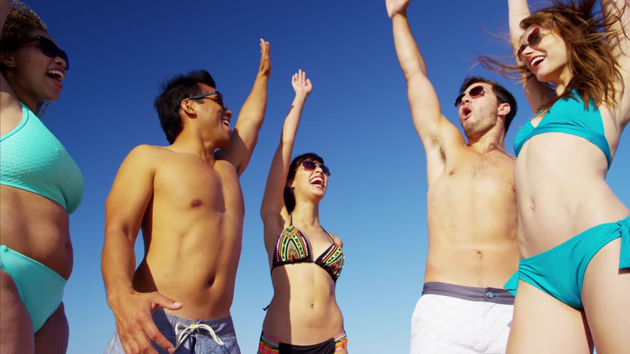 해변 휴가 에 수영복 을 입은 다민족 친구 들