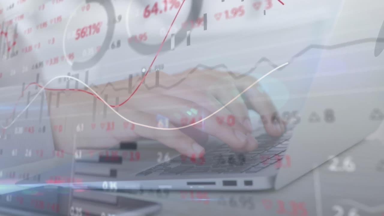 사무실에서 노트북을 사용하는 여성의 중간 섹션에서 주식 시장 데이터 처리의 애니메이션