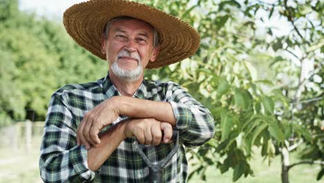 Retrato-En-Vídeo-Portátil-De-Un-Granjero-Con-Un-Sombrero-De-Paja