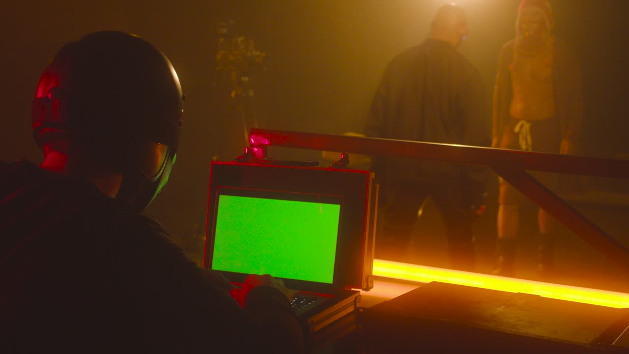 어두운 스튜디오에서 레슬링 경기의 녹색 스크린 촬영