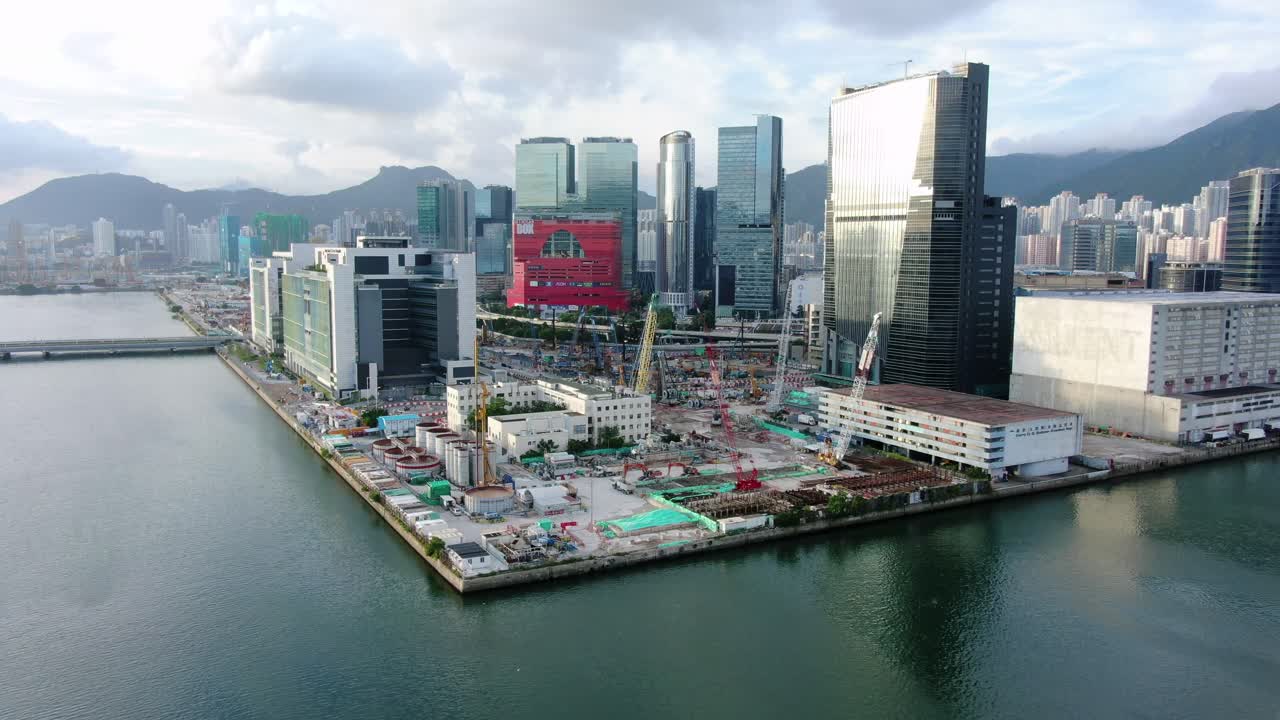 área de la bahía de hong kong kowloon con rascacielos de la ciudad y nuevo edificio del hospital infantil durante la construcción, vista aérea