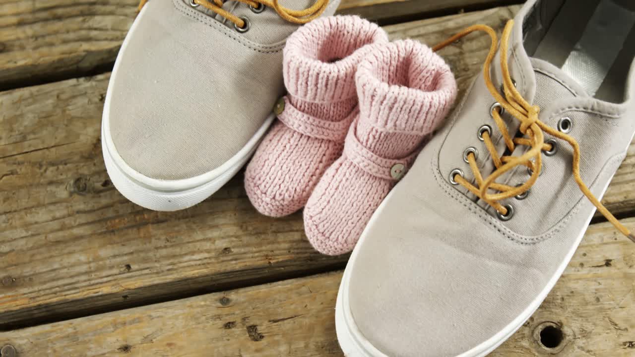 pares de zapatos para niños y padres en una tabla de madera