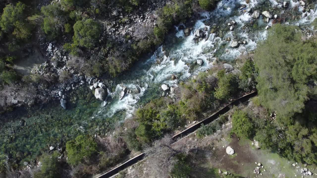 volando sobre un hermoso y cristalino río en las montañas de sudamérica