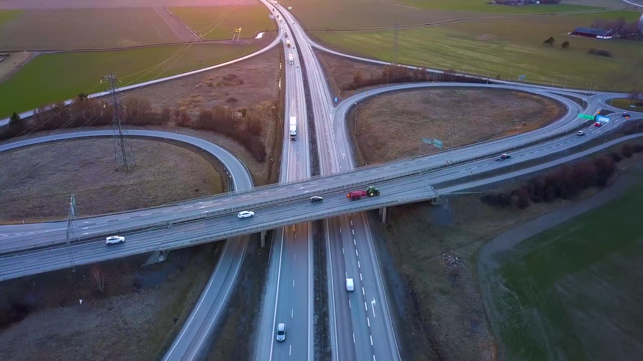 이동하는 교통 차량과 함께 고속도로 교차로의 공중 시각.