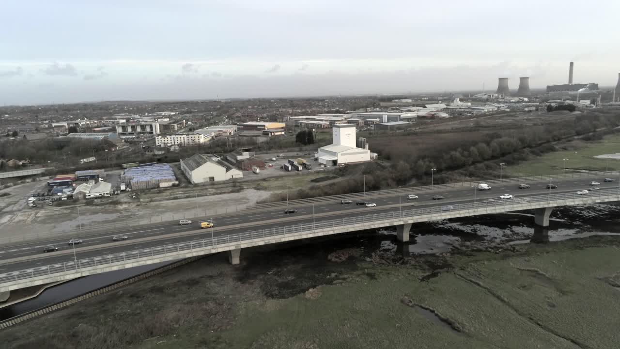 перекресток шоссе в великобритании, вид с воздуха, медленный толчок в городском пейзаже городское движение транспортных средств мост вне рампы полосы движения