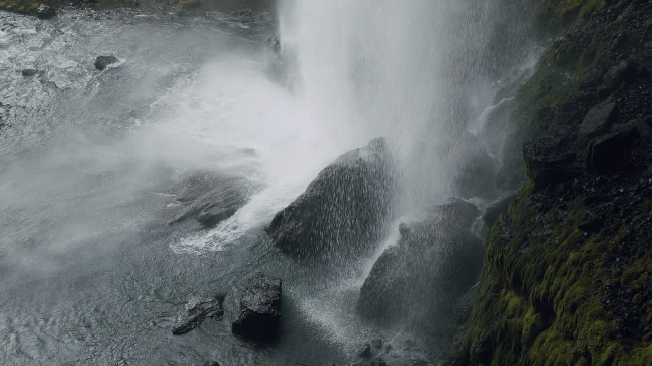 아이슬란드 남부에 있는 아름다운 kvernufoss hidden waterfall.