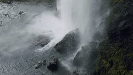hermosa cascada oculta de kvernufoss en la región sur de islandia.