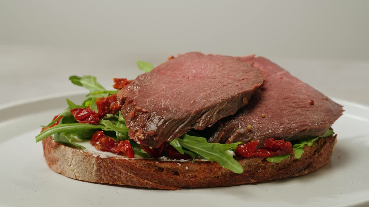 Beef and sun-dried tomato sandwich
