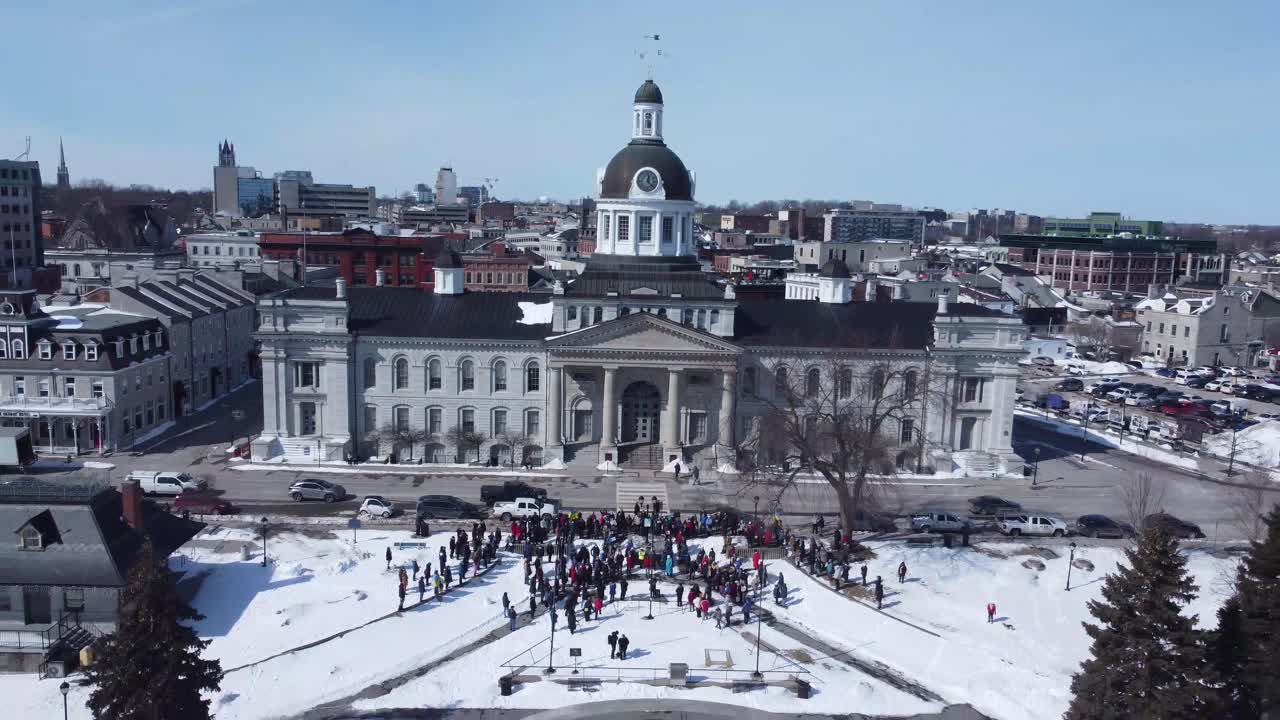 온타리오 킹스턴에 모여 우크라이나 침공에 대비해 평화를 위한 기도를 드리는 영적 단체들