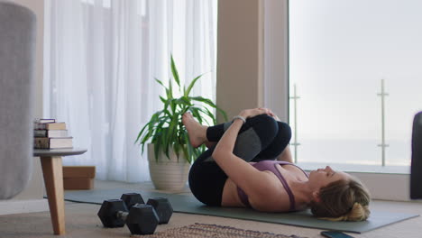 Mujer-Caucásica-Sana-Haciendo-Ejercicio-En-Casa-Practicando-Estiramientos-En-La-Sala-De-Estar-Disfrutando-Del-Ejercicio-Físico-Matutino