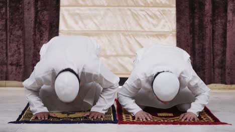 Muslimische-Männer-Verrichten-Das-Sajdah-Gebet-Zu-Allah-Gott