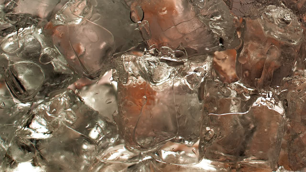 맛있는 액체가 1000+ fps 슬로우 모션-7로 칵테일 잔에 들어갑니다.