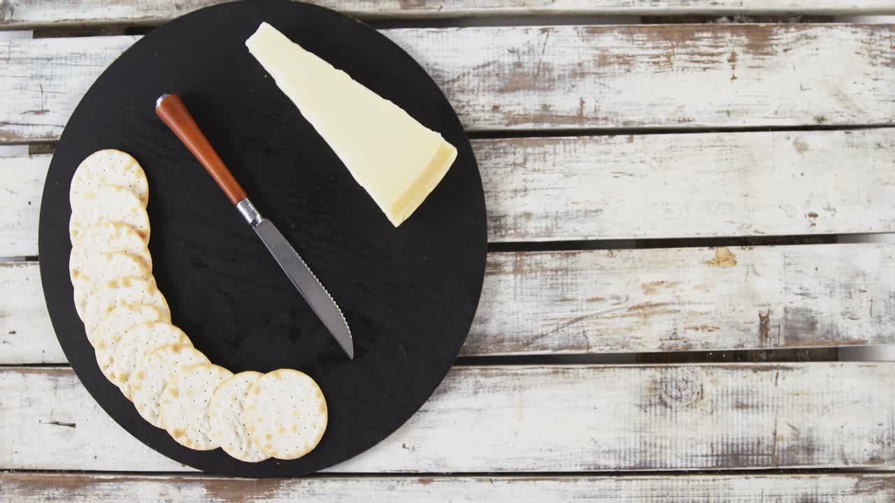 Ostskiva med knapriga kex och kniv
