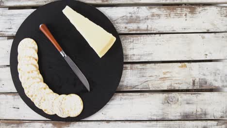 Slice-of-cheese-with-crispy-biscuits-and-knife