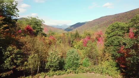 Una-Antena-Sobre-Los-Bosques-De-New-Hampshire-Y-Las-Montañas-Blancas-Con-El-Monte-Washington-Distante