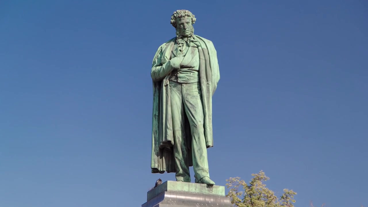 Monumento al poeta russo Alexander Pushkin in Piazza Pushkin timelapse hyperlapse, Mosca, Russia.
